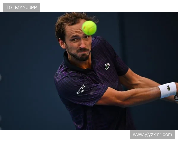 中网半决赛误判风波梅德韦杰夫遭争议判罚引发赛场激烈讨论持续发酵